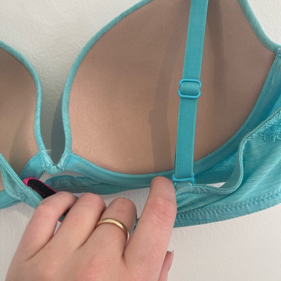 Sexy Tease 32C La Senza bra - Picture 3 of 5